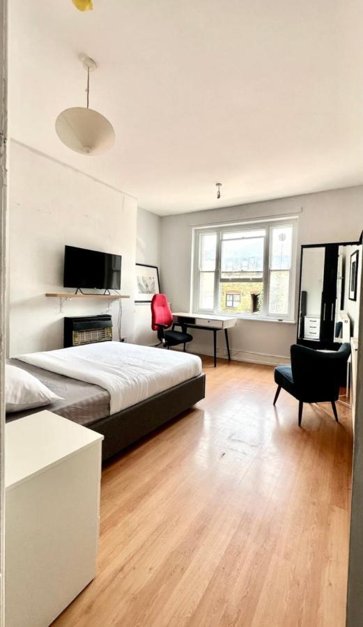 Whitechapel Station Rooms London Exterior photo
